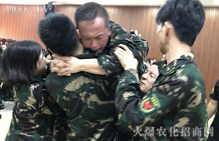 紅旗，共克時艱！精神之渠，永不斷流！