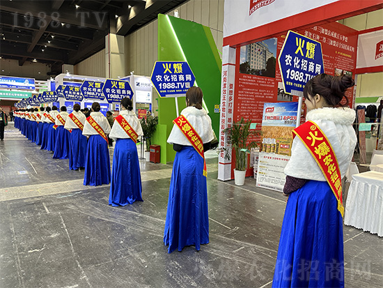 火爆網(wǎng)美女禮儀宣傳隊(duì)亮相2024中原農(nóng)資雙交會(huì)！