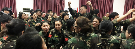 人生路，堅(jiān)持方能成功，困難途中，攜手便是天堂！