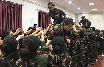 命運(yùn)全在拼擊，奮斗就是希望！火爆人，好樣的！