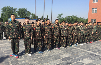 軍訓(xùn)現(xiàn)場(chǎng)，教官逐個(gè)檢查軍姿標(biāo)準(zhǔn)！