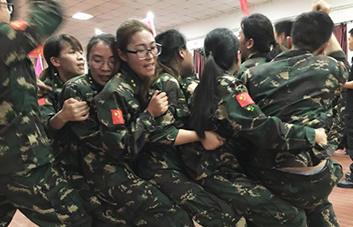 我們必須堅(jiān)持，因?yàn)閴?mèng)想和希望在前方！