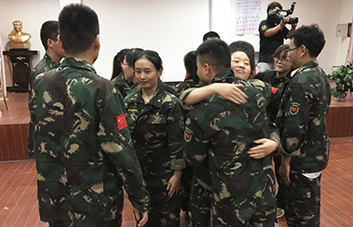 人生不易，要學(xué)會(huì)贊美他人！