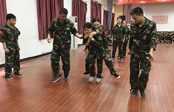 齊心協(xié)力，永創(chuàng)佳績(jī)，頑強(qiáng)拼搏，所向無(wú)敵！
